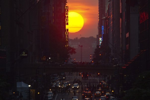 Манхэттенхендж - 4 раза в год можно наблюдать это явление: лучи Солнца на закате или восходе идут точно вдоль улиц Манхэттена.