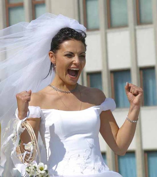 Американка Вавилония Альваз официально вышла замуж за здание, построенное 107 лет назад. Альваз является участницей акции «Захвати Сиэтл» и называет свой брак однополым, сообщает Huffington Post. Своим поступком девушка надеется спасти здание от сноса.