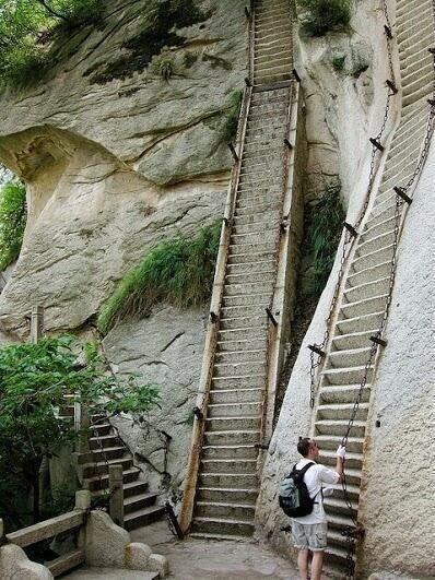 Невозможная лестница в Хуа Шан, Китай.