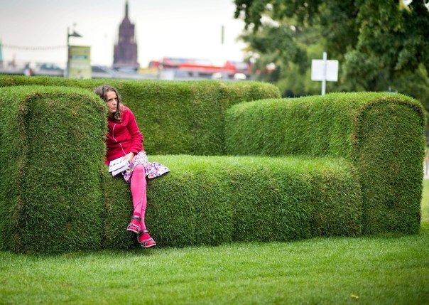 Необычный диван в парке Франкфурта-на-Майне, Германия.
