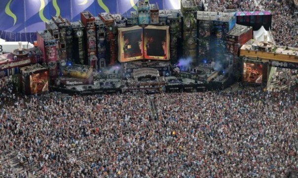 Одно из самых больших скоплений людей в одном месте! Tomorrowland 2012