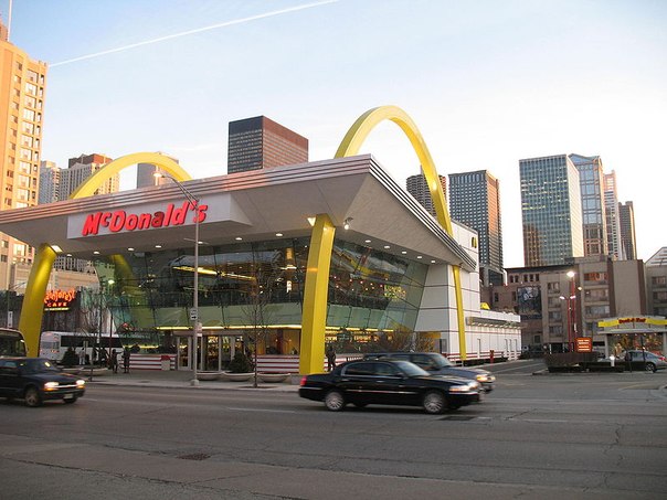 Самый большой ресторан фирмы "Макдоналдс" находиться в Чикаго, его площадь 2230 метров.У него есть два этажа и два эскалатора, соединяющие их.Но наверху есть кафе с сувенирным магазином.