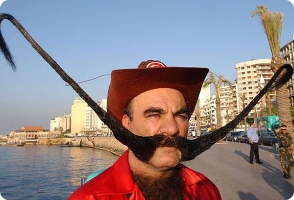 62-летний турок Мохаммед Рашид показывает свои рекордные, стоячию усы общей длиной в 1.6 м
