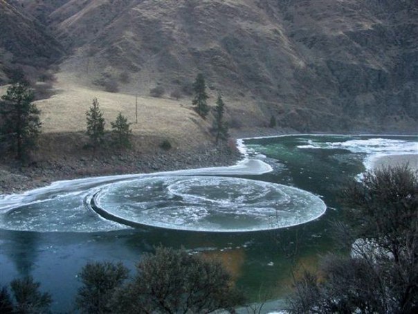 Крайне редко на некоторых реках можно наблюдать идеально ровные ледяные круги.