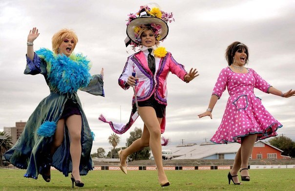 «Мужские сестры» в Мельбурне разогреваются перед тем, как присоединиться к остальным в попытке побить мировой рекорд на «самое большое количество людей, бегущих на каблуках». Попытка не удалась. (Photo by William West/AFP Photo)
