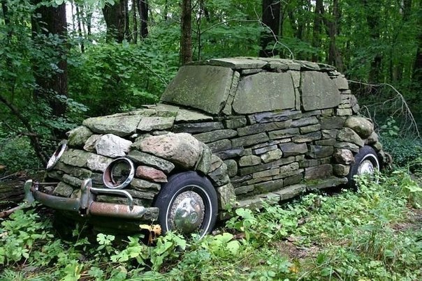 Автомобиль из камней.