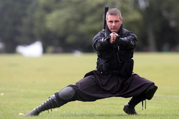 Мастер боевых искусств из Сомерсета (Англия) Кен Андре четыре ночи в неделю одевается как ниндзя и в таком виде патрулирует улицы города, воюя с преступностью.