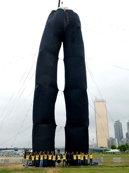 Жители Сеула на фоне самых больших джинсов «Levis» высотой 30 м. (Photo by Chung Sung-Jun)