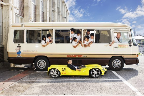 Самая низкая машина (45 см от земли до самой высокой точки) в мире. Автомобиль называется Мирай («Будущее»), ее собрали студенты и учителя автомобильного инженерного факультета в Асакучи, Япония. (Photo by Shinsuke Kamioka/Guinness World Records)