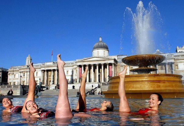 Синхронистки в Лондоне пытаются поставить новый мировой рекорд на самое быстрое махание ногами за минуту в воде.