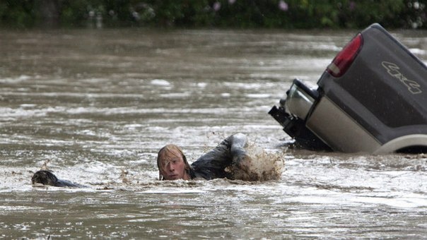 Парень спасает кошку во время наводнения