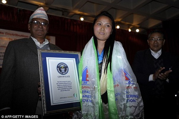 Решительная непалка Чхурим Шерпа стала первой в мире женщиной, достигшей вершины горы Эверест дважды за один сезон, к тому же всего за 11 дней.
