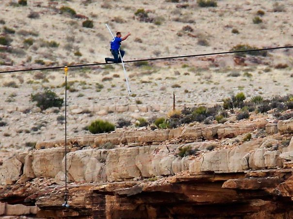 Американец Ник Валленда (на фото) проявил незаурядное мужество, когда пересек Большой каньон без страховки по тросу. При этом ему пришлось идти на высоте более 450 метров.