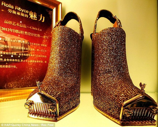 Китайский дизайнер Крис Лу представил эксклюзивные сияющие туфли The Charm of Rolls-Royce, которые претендуют на звание обуви, инкрустированной самым большим количеством бриллиантов в мире.