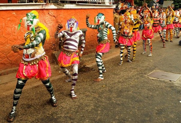 Артисты с разрисованными телами на улицах во время ежегодного фестиваля Пуликали в Триссуре, штат Керала, Индия.