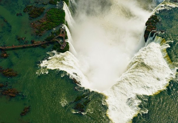 Водопад Игуасу, бразильско-аргентинская граница. 