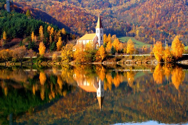 Церковь на берегу озера в Словакии