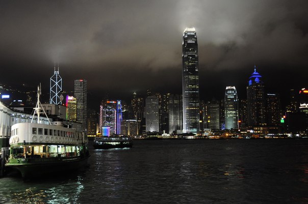 Гонконг расположен на Коулунском полуострове, с запада, юга и востока омываемом Южно-Китайским морем, а также на более чем 260 островах, наиболее крупными среди которых являются Гонконг (местоположение органов верховной власти и финансового центра территории), Лантау и Ламма. На севере Гонконг граничит с особой экономической зоной Шэньчжэнь в составе китайской провинции Гуандун. Гонконг принято делить на три части: собственно остров Гонконг, Коулун и Новые Территории. Гонконг входит в регион дельты реки Чжуцзян, располагаясь на левом берегу её устья.