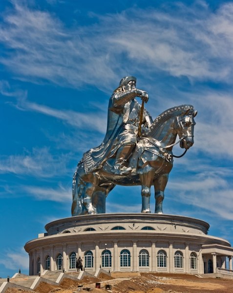 Конная статуя Чингисхана. Цонжин-Болдог, Монголия 
