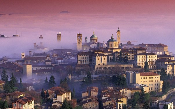 Бергамо — город в итальянском регионе Ломбардия, административный центр одноимённой провинции. Расположен примерно на 50 км восточнее Милана по дороге на Брешию и Венецию, в предгорьях Альп, в долине реки По.