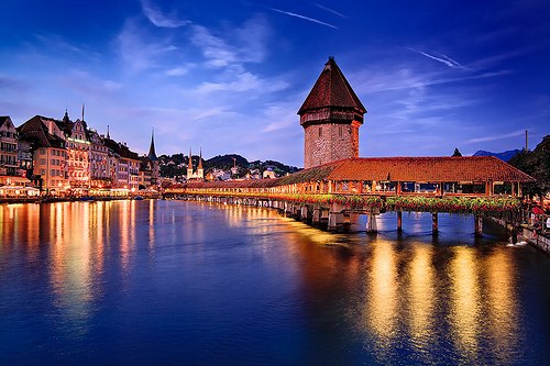 Люцерн - один из наиболее известных и любимых туристами городов Швейцарии, расположен на живописном берегу Фирвальдштедского озера (озера "Четырех кантонов").
