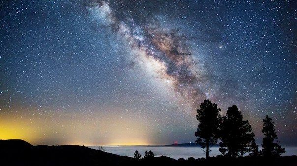 Эта потрясающая коллекция астрофотографии калифорнийского режиссера и фотографа Майкла Шейнблюма (Michael Shainblum) предоставляет зрителям возможность полюбоваться редкими природными пейзажами во всей их яркости и красоте.