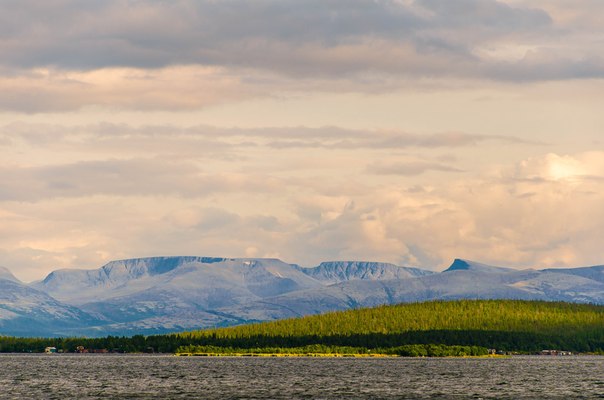 Мурманская область, озеро Имандра, вид на горы Хибины 
