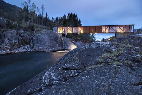 Стильный пешеходный мост Høse в Сульдале, Норвегия