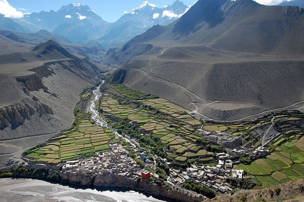 Кали-Гандаки (также Гандаки) — одна из четырёх самых больших рек Непала. Бассейн реки занимает центральную часть Непала. У истоков реки находится королевство Мустанг, примыкающее к Тибету. Долина реки знаменита также тем, что разрезает Большой Гималайский Хребет между двумя высочайшими вершинами мира — Аннапурна и Даулагири, каждая из которых выше 8000 м, расстояние между вершинами — 35 км. Сама же река на участке между этими горами проходит на высоте 2540 м, поэтому Калигандакское ущелье — самое глубокое ущелье в мире.