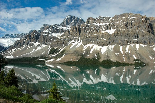 Лук (англ. Bow Lake) — озеро в Национальном парке Банф в Канадских Скалистых горах, Канада.
