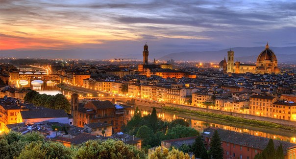Флоренция — итальянский город-музей на реке Арно, в прошлом — центр Флорентийской республики, столица герцогов Медичи и Итальянского королевства, ныне — административный центр региона Тоскана. 