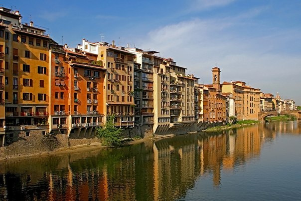 Флоренция — итальянский город-музей на реке Арно, в прошлом — центр Флорентийской республики, столица герцогов Медичи и Итальянского королевства, ныне — административный центр региона Тоскана. 