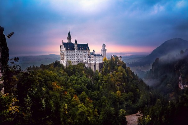 Замок Нойшванштайн — романтический замок баварского короля Людвига II около городка Фюссен и замка Хоэншвангау в юго-западной Баварии, недалеко от австрийской границы. Одно из самых популярных среди туристов мест на юге Германии.