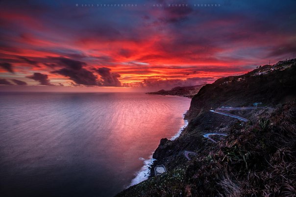 Мадейра — автономный регион Португалии, расположенный на одноимённом архипелаге в северной части Атлантического океана, приблизительно в 1000 км к юго-западу от Португалии и в 500 км к западу от африканского побережья.