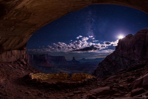 Ложная кива — искусственный каменный круг неизвестного происхождения в пещере, находящейся в национальном парке Каньонлендс, штат Юта, США. 