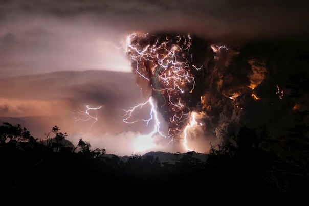 Извержение чилийского вулкана Чайтен сопровождалось выбросами вулканического пепла и восходящими потоками раскаленных газов. На фото внутри пепловых облаков видны молнии. Образование молний при вулканических извержениях не редкость: молнии в таких случаях возникают вне зависимости от метеорологических условий. 