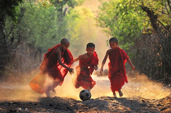 Юные монахи играют в футбол, Мьянма