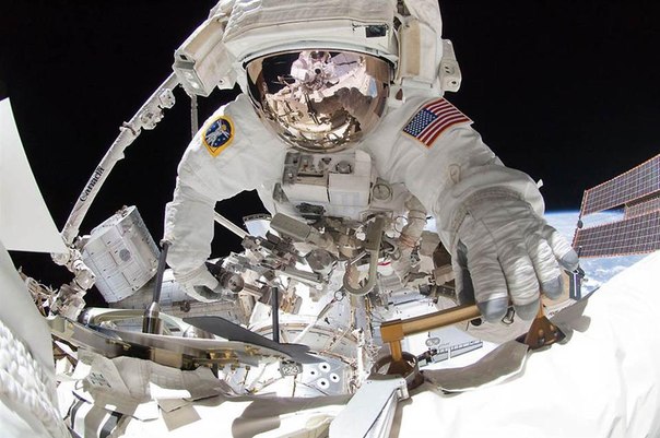 Астронавт НАСА Грэг Чамитофф во время четвертого выхода членов команды Эндевора на МКС в открытый космос.