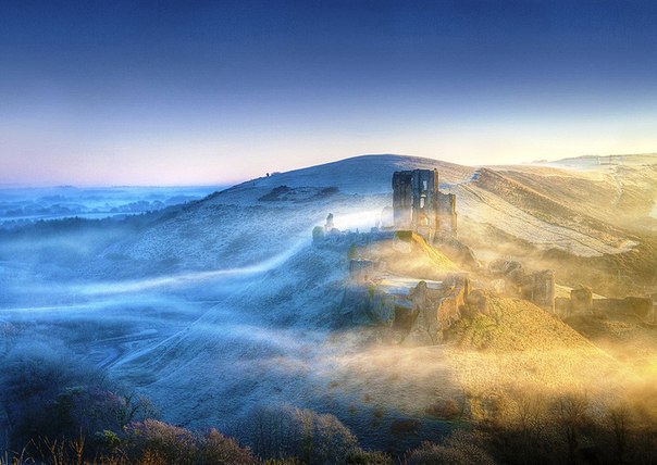 Руины замка Корф, одного из самых живописных исторических памятников на юге Англии. Расположены около тихой просёлочной дороги, пролегающей через холмы Пурбэк в графстве Дорсет.