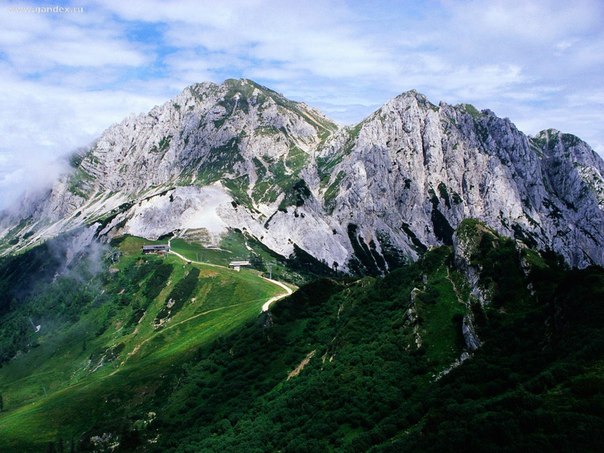 Альпы — наиболее высокая горная система Западной Европы. В пределах географических границ Альп полностью или частично находятся на территории 8 стран.