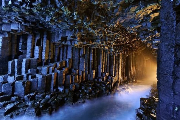 Фингалова пещера (англ. Fingal s Cave) — прославленная морская пещера, вымытая в скале морской водой, на острове Стаффа, входящем в группу Внутренних Гебридских островов. Стены составлены из вертикальных шестигранных базальтовых колонн глубиной 69 метров и высотой 20 метров. Входит в состав одноимённого шотландского заповедника.