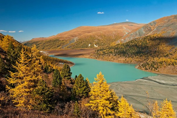 Аккемское озеро (от алтайского Ак-кем — «белая вода») находится в Алтайских горах у подножия северного склона горы Белуха на территории Усть-Коксинского района Республики Алтай.