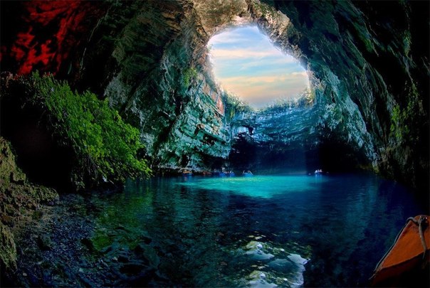 Пещерное озеро Мелиссани в Греции