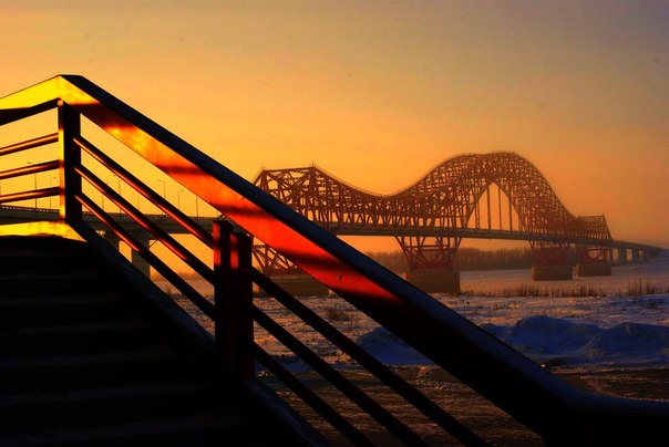Мост "Красный дракон" через реку Иртыш, город Ханты-Мансийск