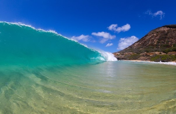 Волна на побережье острова Оаху, Гавайи, США
