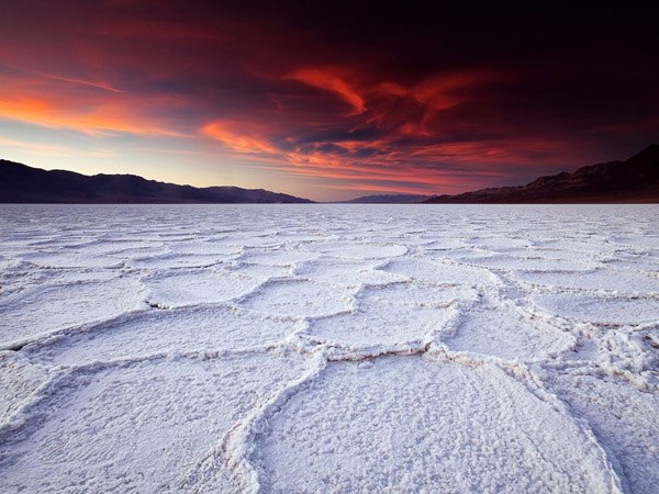 Долина Смерти — межгорная впадина в районе пустыни Мохаве и Большого Бассейна на западе США в штате Калифорния, к юго-востоку от горного хребта Сьерра-Невада.