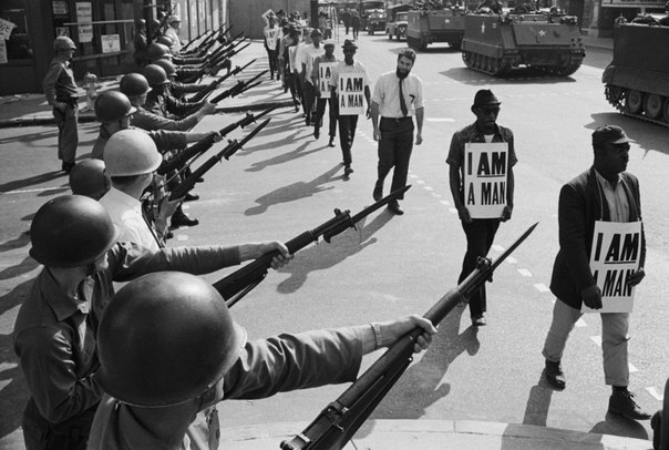 1968 год. Мемфис, Теннеси. Забастовка негров и сторонников толерантности. На табличках написано "я человек".