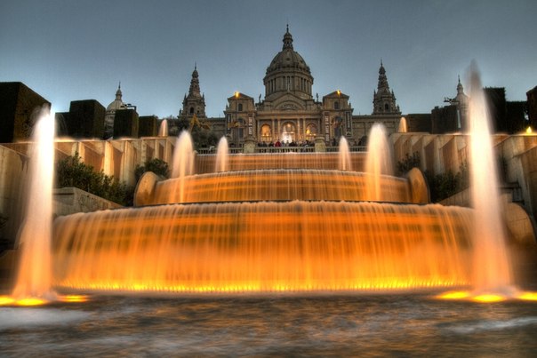 Национальный дворец и фонтан на холме Монжуик, Барселона, Испания