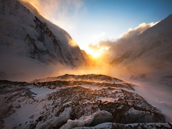Закат в самых высоких горах Земли. Солнце садится между склонами Эвереста (справа) и горы Нупцзе. 