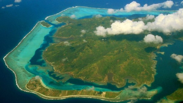 Бора-Бора (фр. Bora-Bora, таит. Porapora) — жемчужина Тихого океана, один из Подветренных островов архипелага Острова Общества во Французской Полинезии, расположенный в 241 км к северо-западу от Таити.